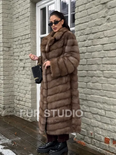 Длинная шуба из меха куницы - фото 10