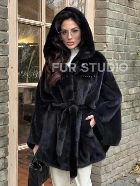 Меховое пончо из скандинавской норки с капюшоном - черный изумруд - фото 6