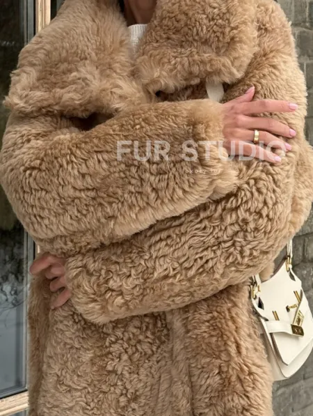 Шуба - дубленка из овчины в бежевом цвете - фото 2