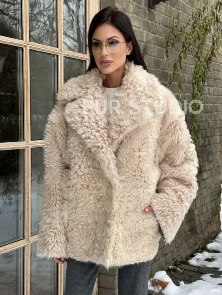 Светлая короткая шуба из испанской овчины - фото 6
