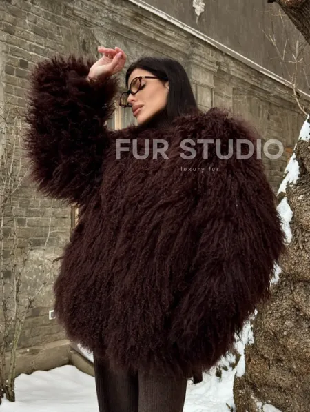 Шуба коричневая из меха ламы - фото 10