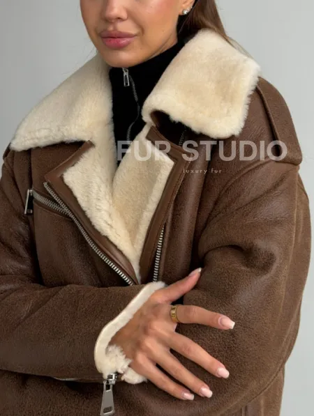 Короткая косуха-дубленка из овчины - фото 2