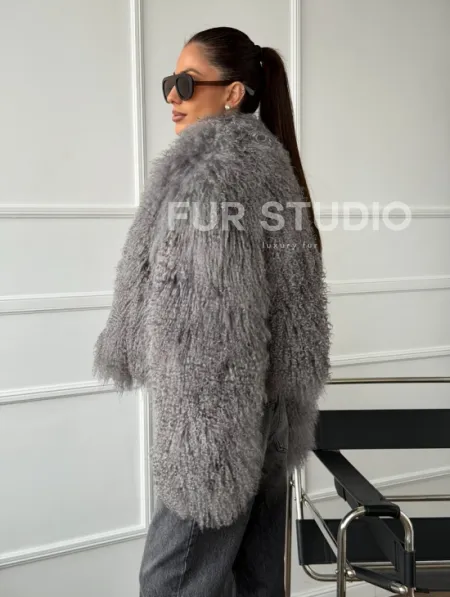 Серая шубка из меха ламы - фото 6