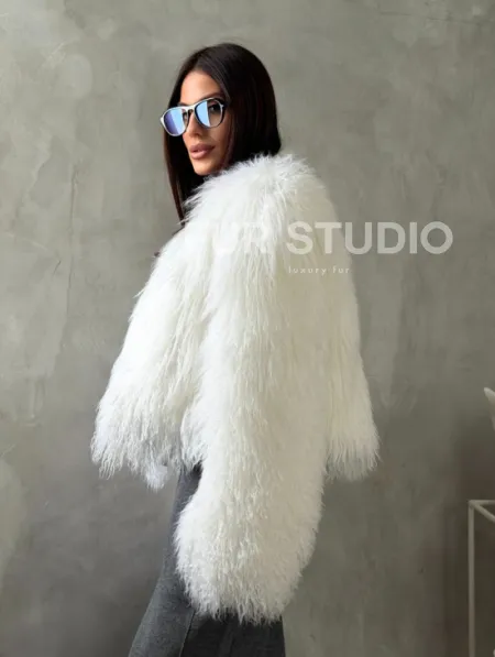 Белая кроп-шуба из меха ламы - фото 9