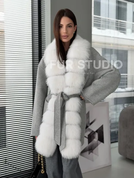 Серое пальто с меховым воротником - фото 0