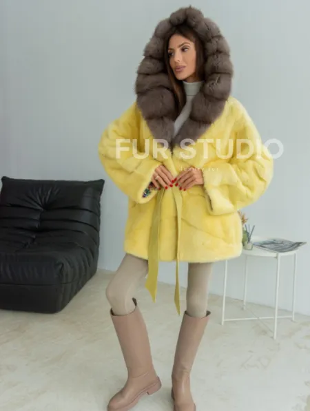 Норковое пончо - шуба с капюшоном из меха куницы - желтого цвета - фото 4