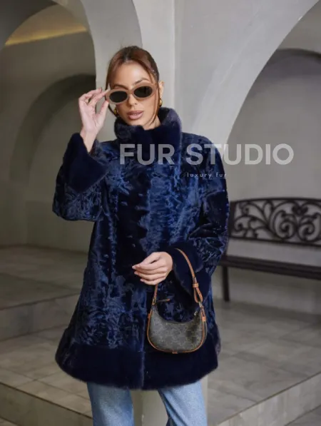 Шуба из каракульчи стойка воротник - цвет синий - фото 1
