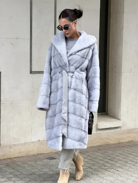 Эффектное пальто - шуба с капюшоном из меха голубой норки - фото 3