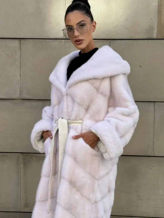 Шуба в диагональной выкладке меха норки White ice с капюшоном - фото 7