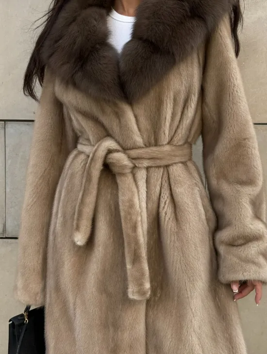 Шуба из норки пастель в технологии роспуск с капюшоном из меха куницы - фото 2