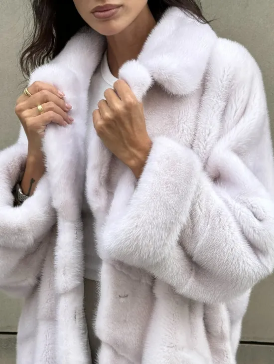 Шуба в диагональной выкладке меха норки с английским воротником - цвет жемчуг - фото 1