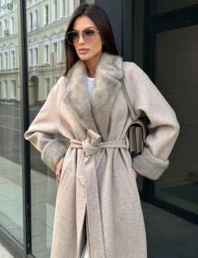 Женское демисезонное пальто с отделкой из меха норки - фото 4