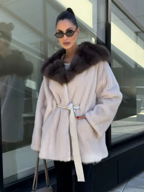 Полушубок из светлой норки с капюшоном куница с поясом - фото 0