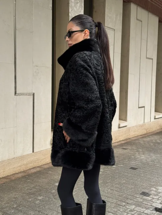 Черное полупальто из меха каракульчи, стойка воротник и манжет из норки - фото 11