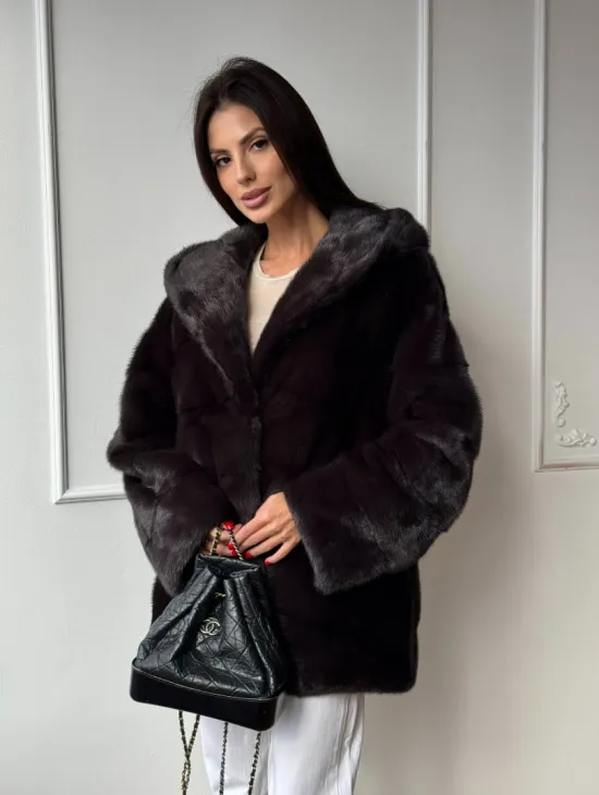 Меховая шубка с капюшоном из аукционной норки в цвете уголь - фото 7