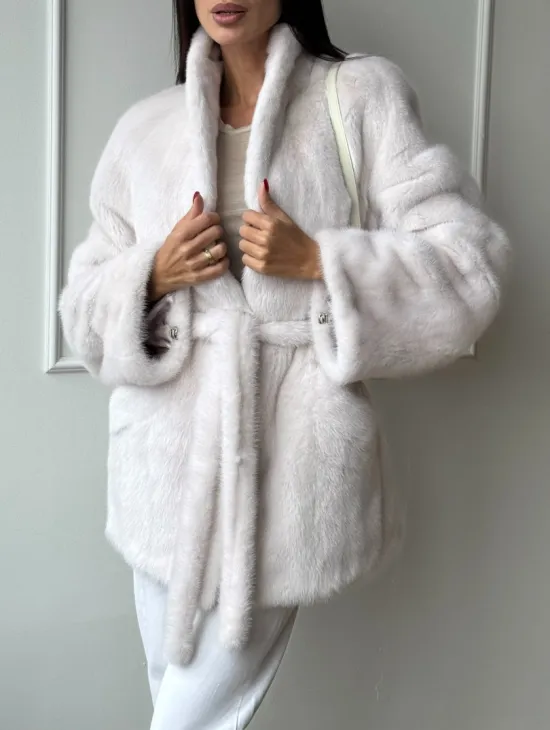 Белый меховой жакет из норки с V-образным воротником и поясом - фото 4
