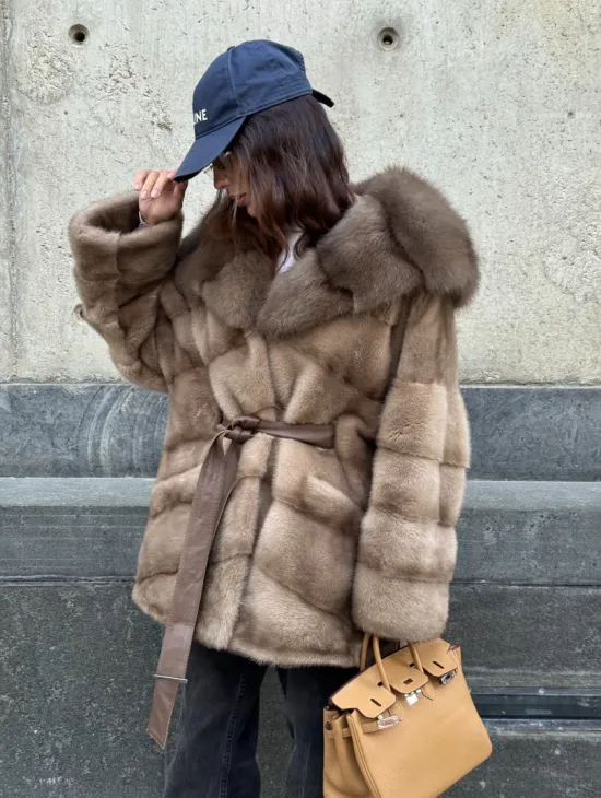 Женское зимнее норковое пончо с капюшоном куница - цвет пастель - фото 5