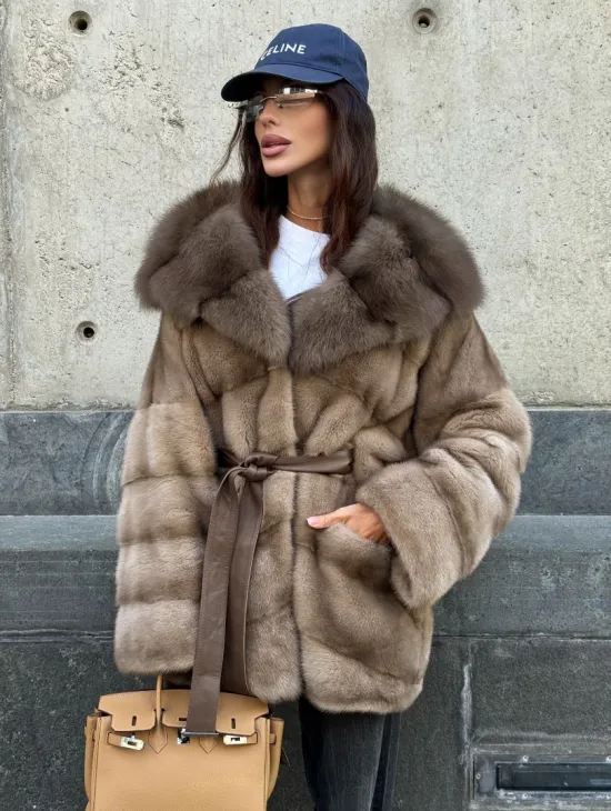 Женское зимнее норковое пончо с капюшоном куница - цвет пастель - фото 0