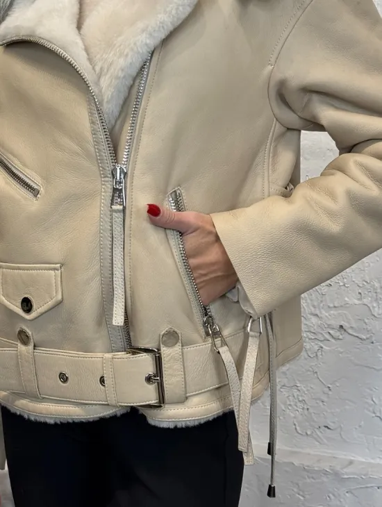 Дубленка из натуральной овчины со шнуровкой на спине и воротником из меха песца - фото 2