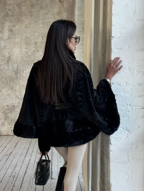 Женское меховое манто из меха каракульчи с отделкой из норки - фото 6