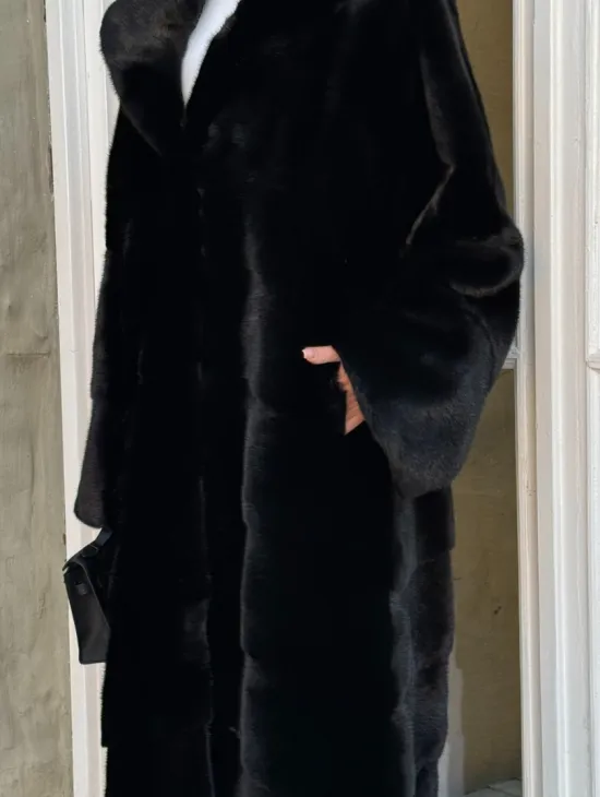 Шуба кимоно с капюшоном черного цвета из скандинавской норки Saga Furs - фото 1