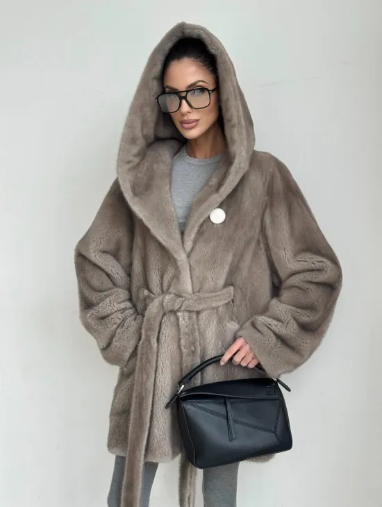 Полушубок женский из натурального меха норки с капюшоном под пояс - фото 0