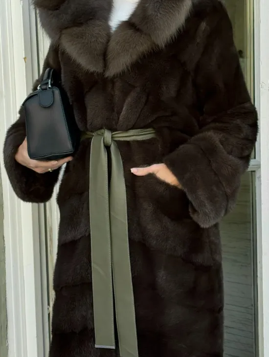 Длинная норковая шуба с капюшоном из меха куницы - цвет темный хаки - фото 2