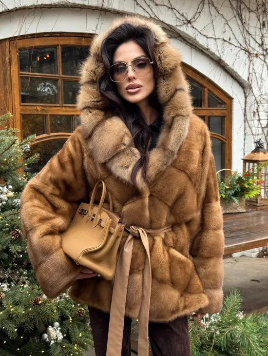 Норковое пончо-шуба в цвете золото с меховым капюшоном из куницы - фото 8