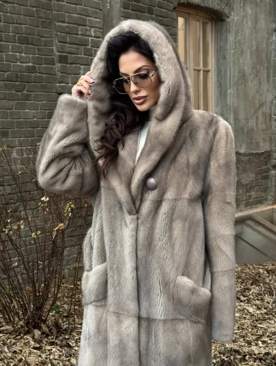 Шуба прямого кроя с капюшоном и меховым поясом в сером цвете - фото 3