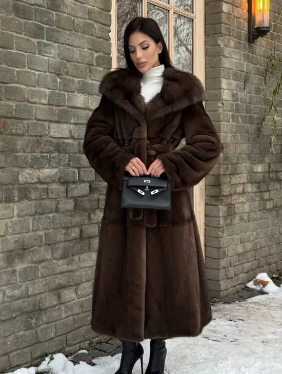 Длинная коричневая норковая шуба прямого кроя с капюшоном из куницы - фото 2