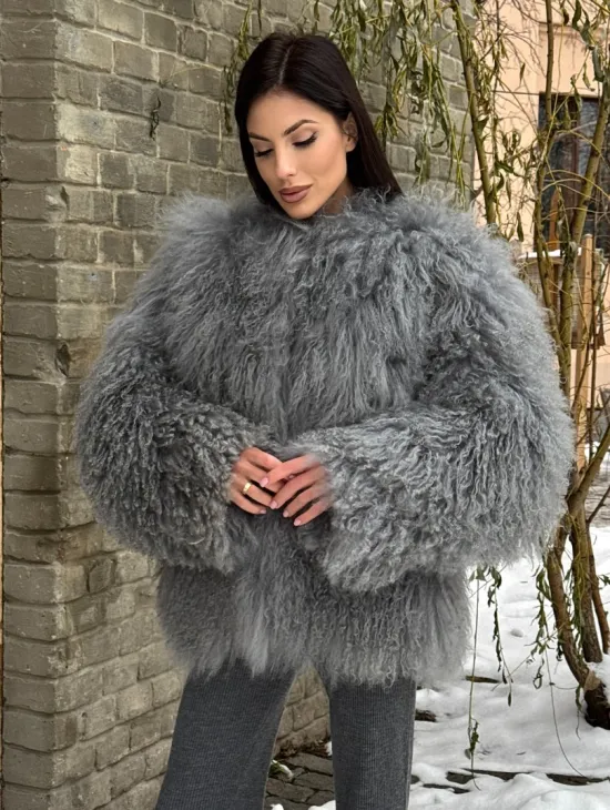 Шуба из меха ламы серого цвета - фото 7