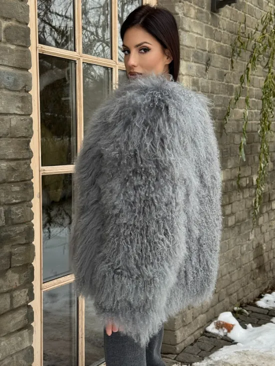 Шуба из меха ламы серого цвета - фото 4
