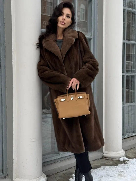 Коричневая шуба из меха норки с хлястиком на спине - фото 0