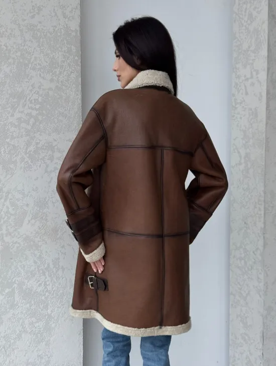 Удлиненная дубленка авиатор в коричневом цвете - винтажный стиль - фото 3