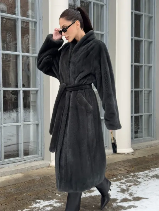Модная норковая шуба в цвете графит с V-образным воротником - фото 2