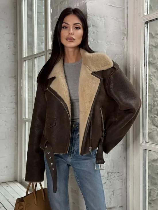 Короткая молодежная косуха-дублёнка из натуральной овчины - фото 5