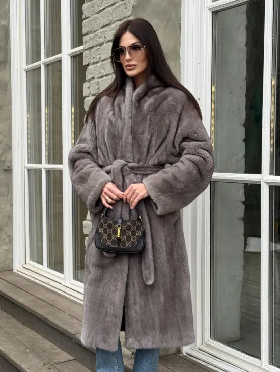 Шуба из скандинавской норки «Грей»  с V-образным воротником и внутренней резинкой на талии - фото 4