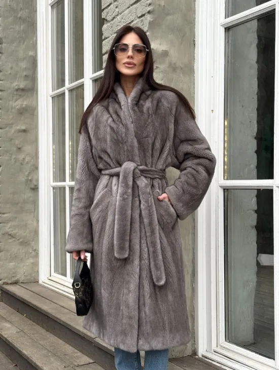 Шуба из скандинавской норки «Грей»  с V-образным воротником и внутренней резинкой на талии - фото 7