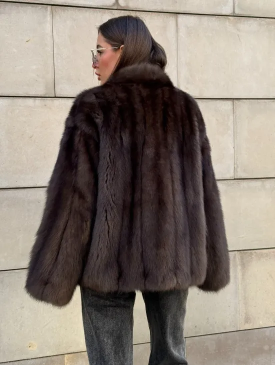 Стильный жакет - полушубок из куницы с V-образным воротником - фото 2