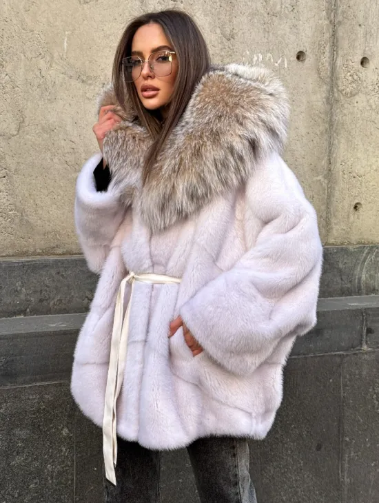 Белая норковая шуба-кимоно с капюшоном из отделки рыси - фото 0