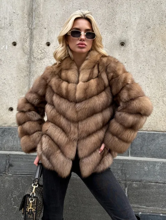 Полушубок из куницы с V-образным воротником - фото 5
