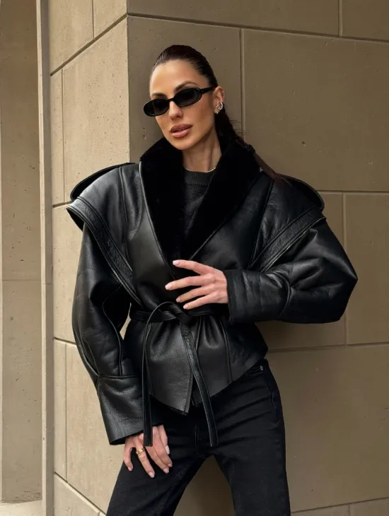 Черная куртка - дубленка на запах с поясом из меха мериноса - фото 10