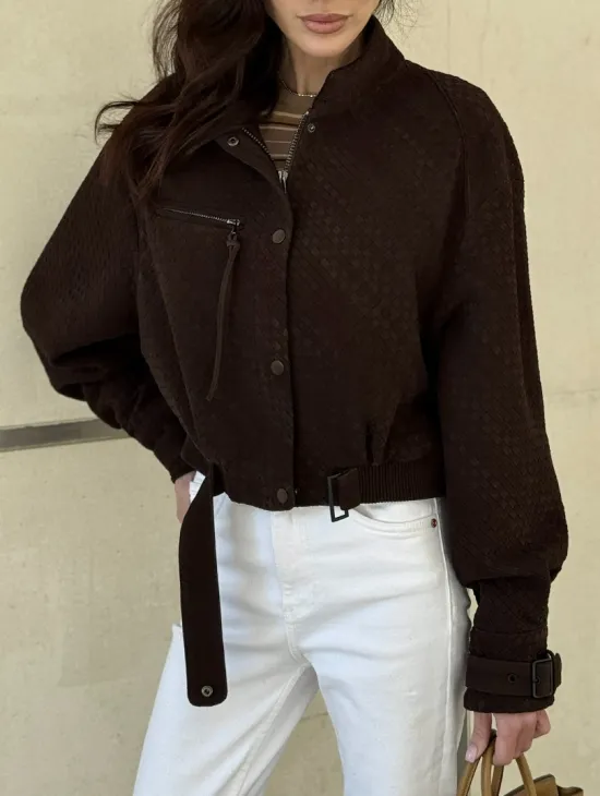 Кроп - бомбер из плетеной замшевой кожи в цвете шоколад - фото 3