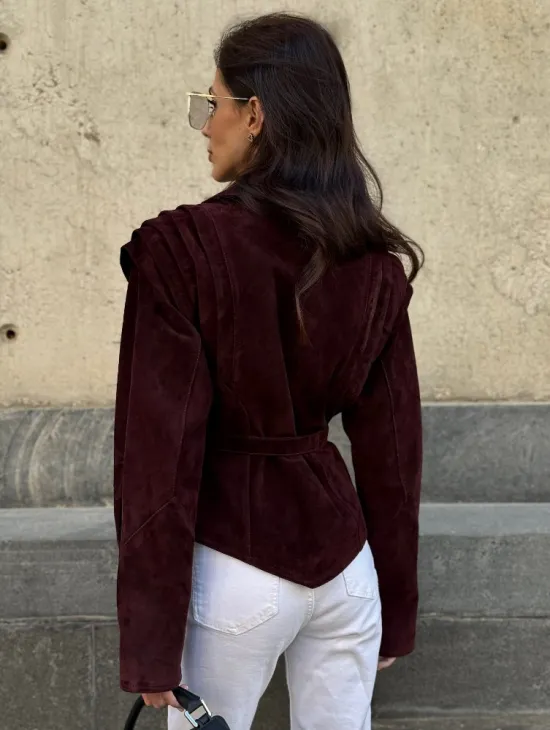 Модная приталенная куртка с плечами в стиле 90-х - фото 6