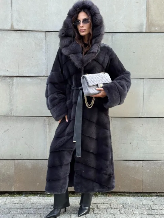 Норковая шуба в цвете графит с капюшоном из куницы - фото 9