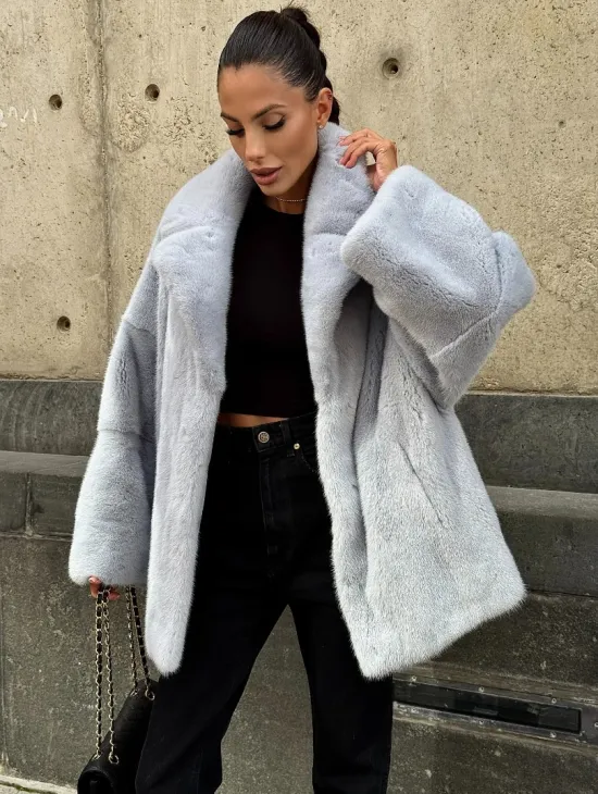 Элегантный полушубок из скандинавской норки небесно-голубого оттенка - фото 4