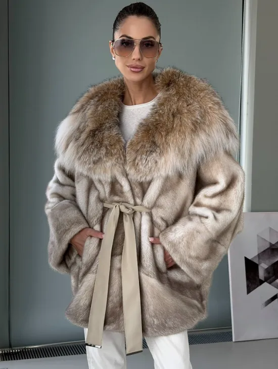 Шуба летучая мышь из норки Ivory с капюшоном из меха рыси - фото 8