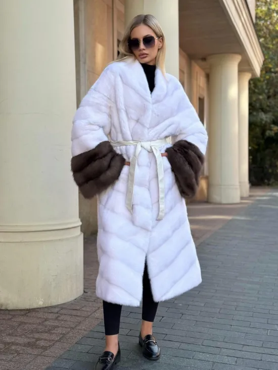 Белая норковая шуба с отделкой из куницы - фото 0