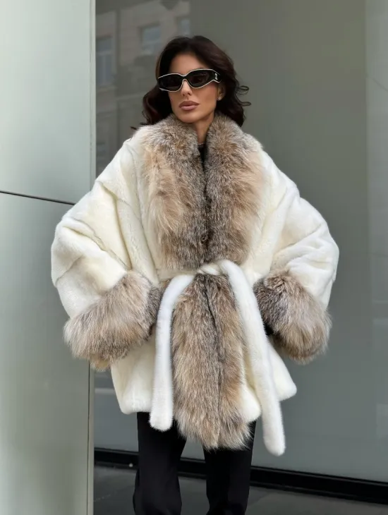 Женская белая норковая шуба с отделкой из меха рыси - фото 10