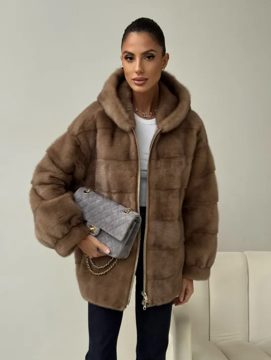 Бежевая норковая куртка с капюшоном - фото 6